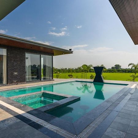 Stayvista'S Anantam - Luxury 4Br Villa With Huge Swimming Pool In Delhi 뉴델리 외부 사진