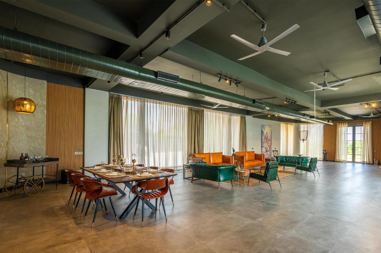Stayvista'S Anantam - Luxury 4Br Villa With Huge Swimming Pool In Delhi 뉴델리 외부 사진