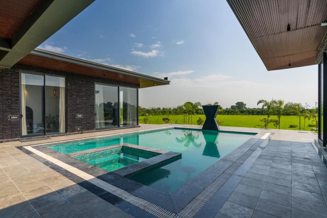 Stayvista'S Anantam - Luxury 4Br Villa With Huge Swimming Pool In Delhi 뉴델리 외부 사진