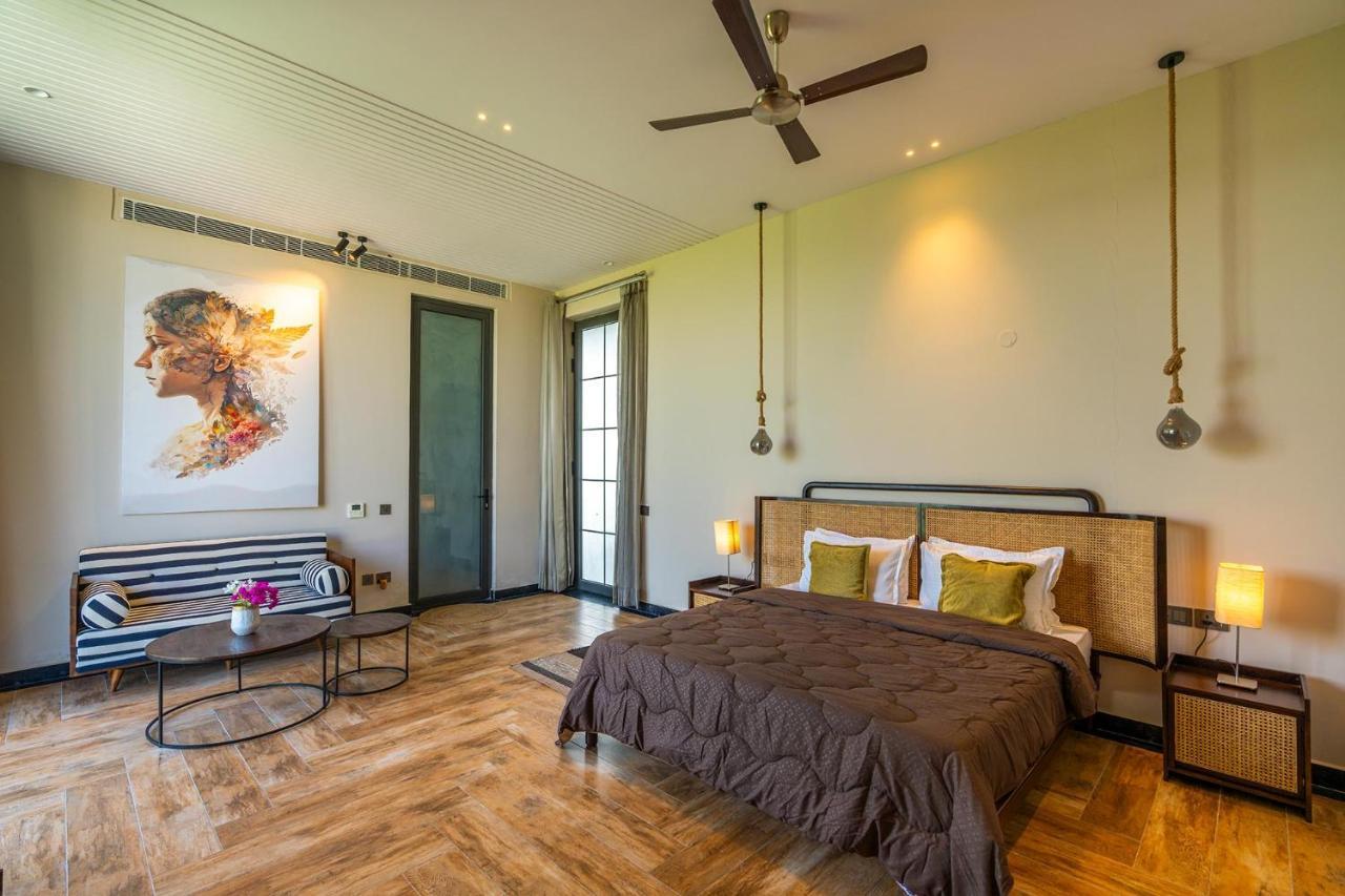 Stayvista'S Anantam - Luxury 4Br Villa With Huge Swimming Pool In Delhi 뉴델리 외부 사진