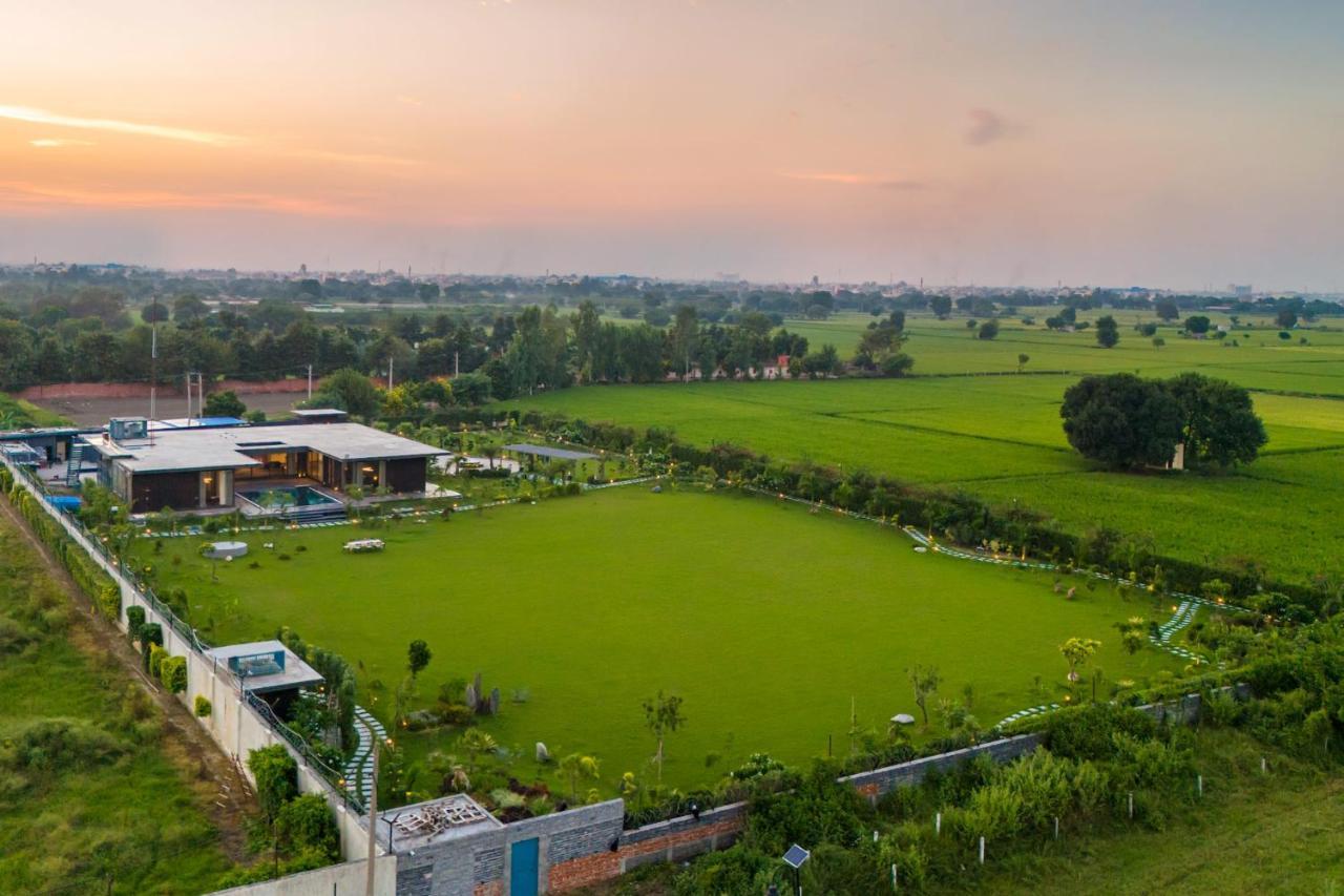 Stayvista'S Anantam - Luxury 4Br Villa With Huge Swimming Pool In Delhi 뉴델리 외부 사진