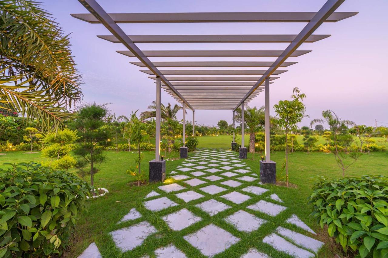 Stayvista'S Anantam - Luxury 4Br Villa With Huge Swimming Pool In Delhi 뉴델리 외부 사진