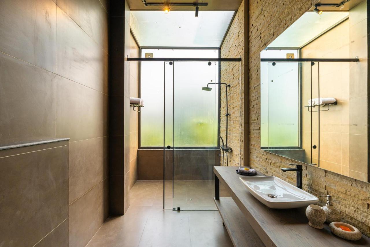 Stayvista'S Anantam - Luxury 4Br Villa With Huge Swimming Pool In Delhi 뉴델리 외부 사진