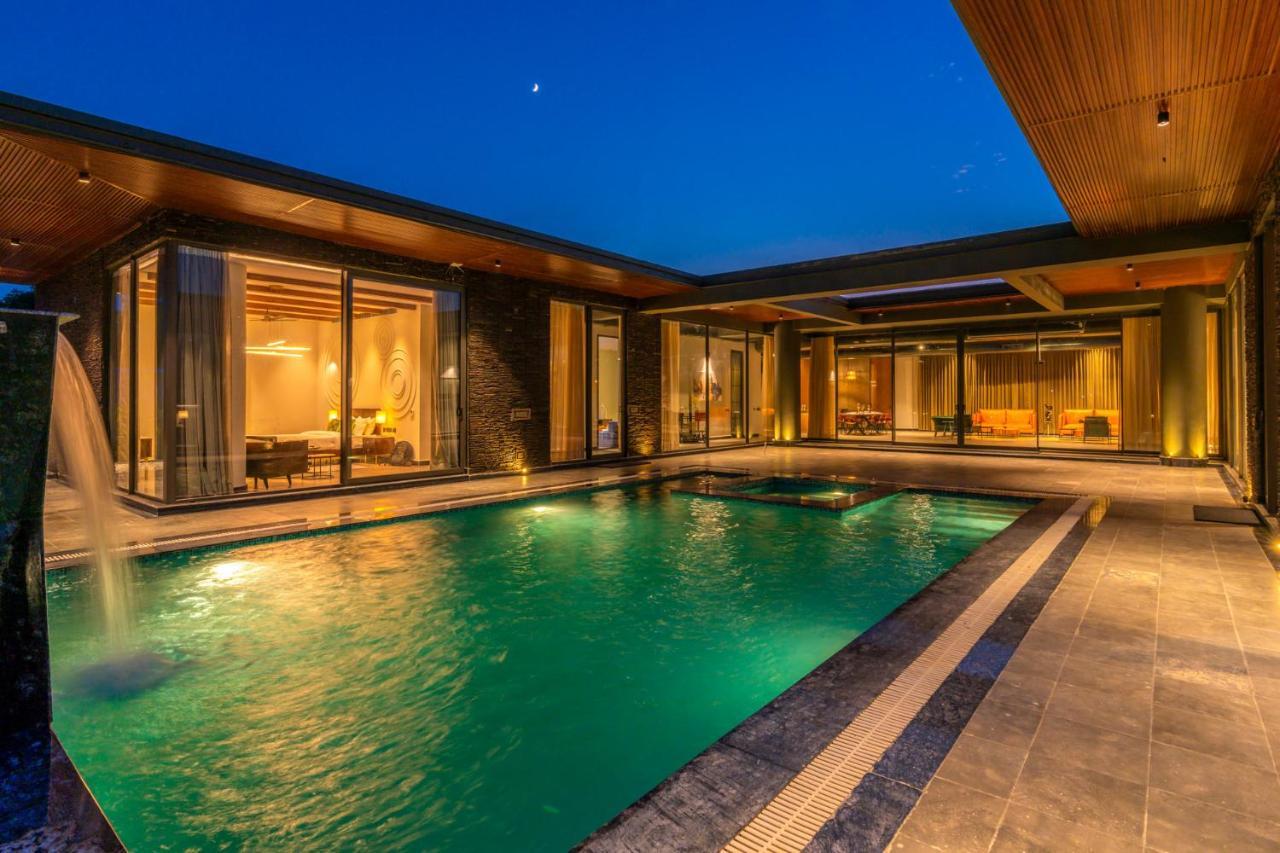 Stayvista'S Anantam - Luxury 4Br Villa With Huge Swimming Pool In Delhi 뉴델리 외부 사진