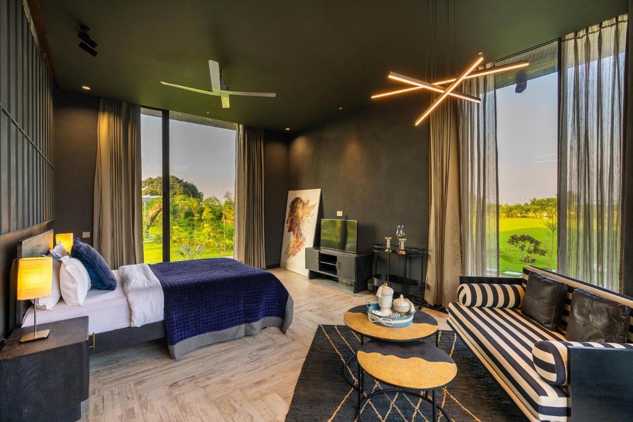Stayvista'S Anantam - Luxury 4Br Villa With Huge Swimming Pool In Delhi 뉴델리 외부 사진