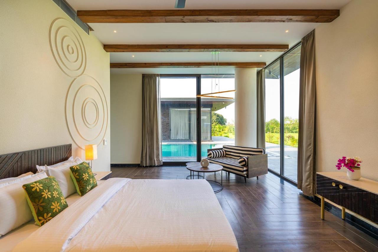 Stayvista'S Anantam - Luxury 4Br Villa With Huge Swimming Pool In Delhi 뉴델리 외부 사진