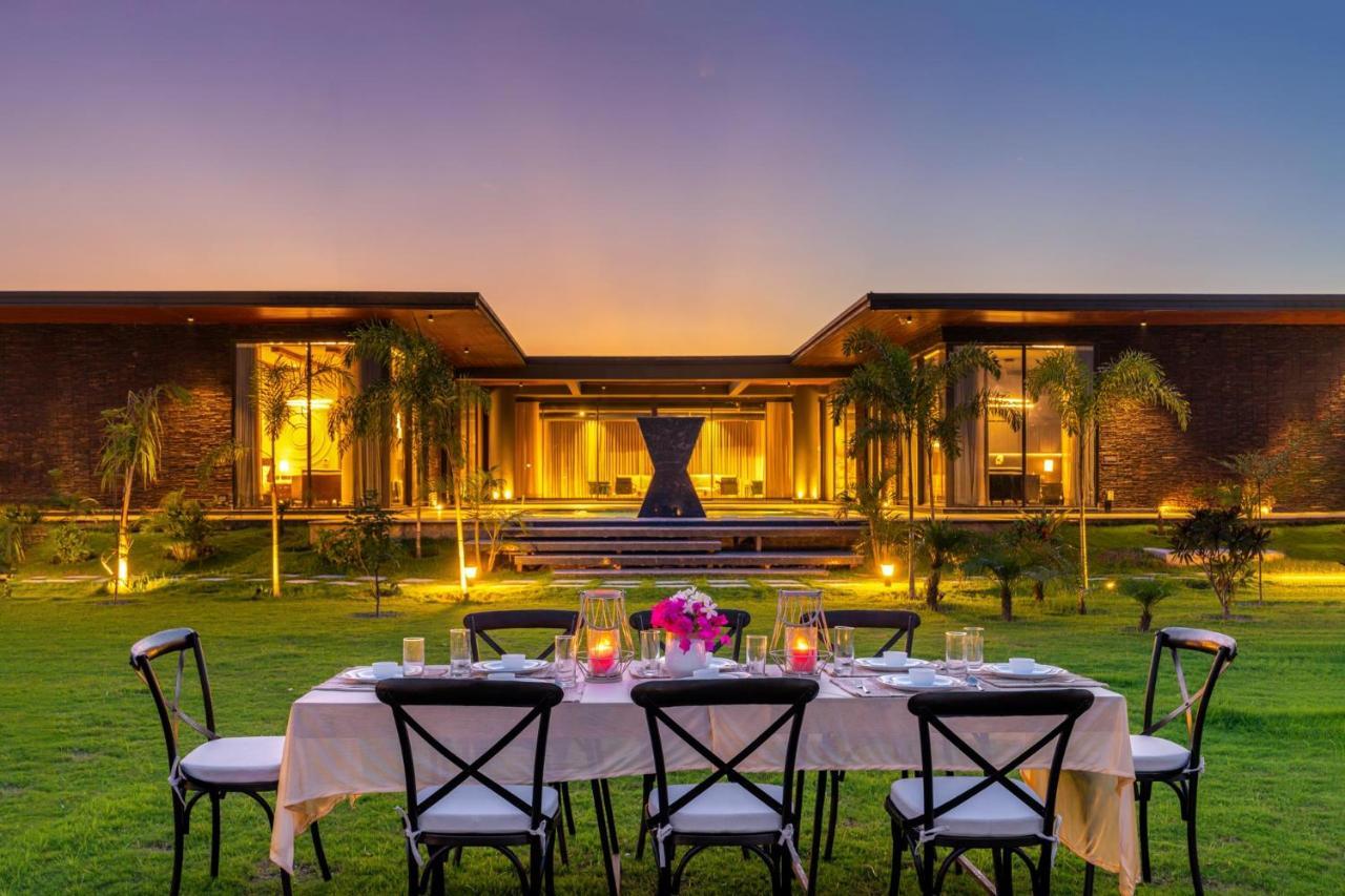 Stayvista'S Anantam - Luxury 4Br Villa With Huge Swimming Pool In Delhi 뉴델리 외부 사진