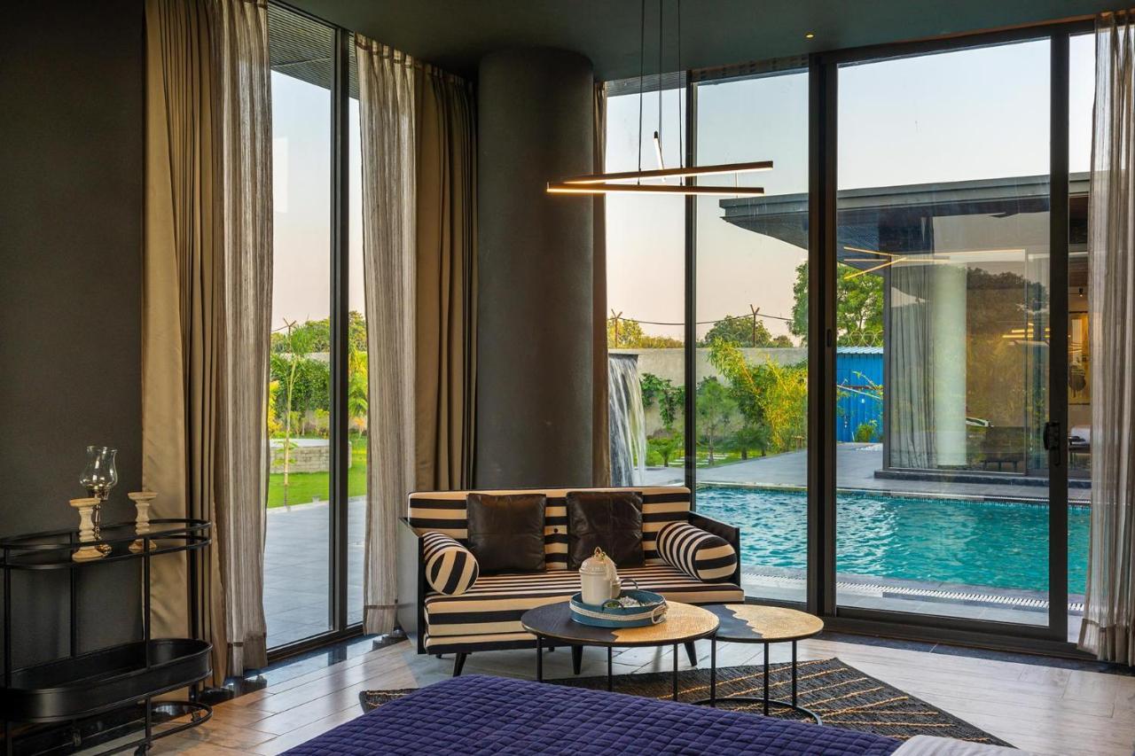 Stayvista'S Anantam - Luxury 4Br Villa With Huge Swimming Pool In Delhi 뉴델리 외부 사진