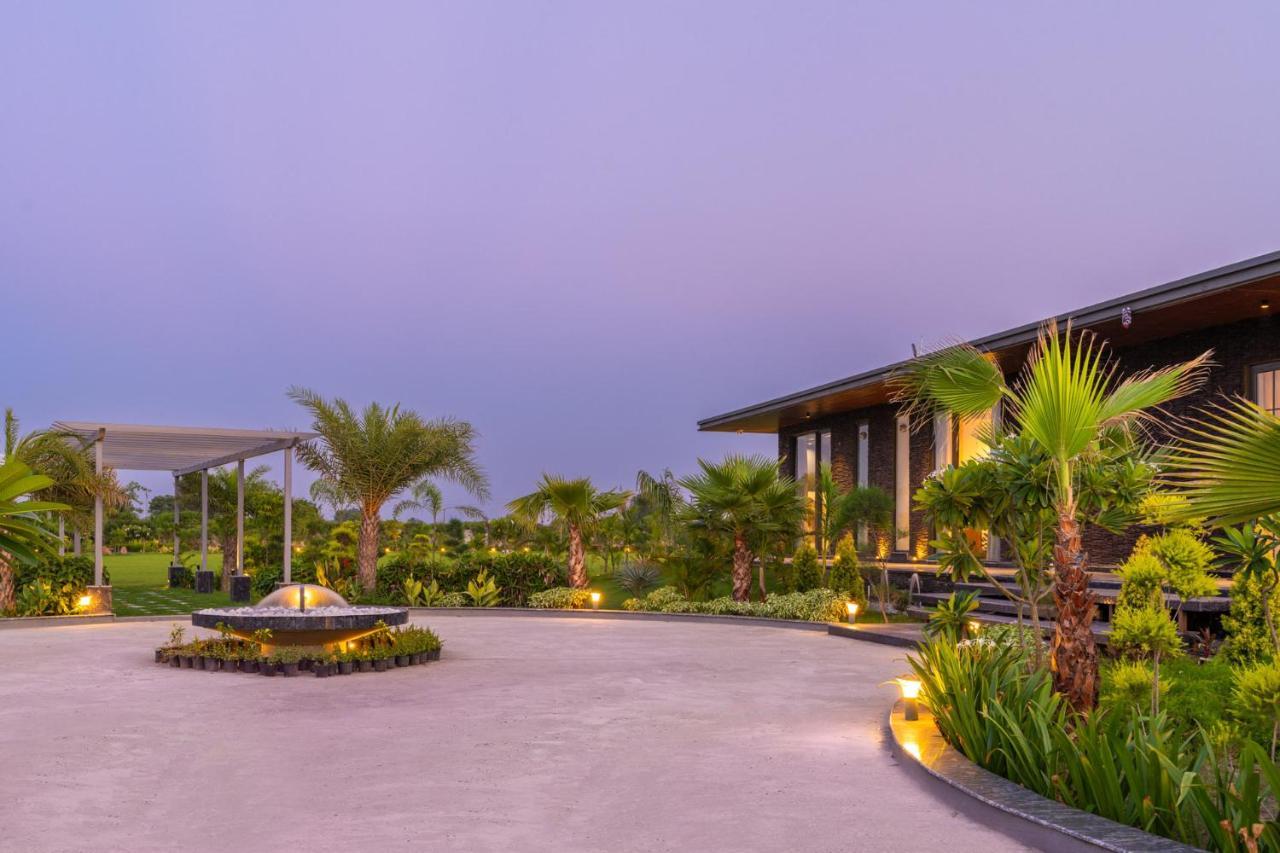 Stayvista'S Anantam - Luxury 4Br Villa With Huge Swimming Pool In Delhi 뉴델리 외부 사진