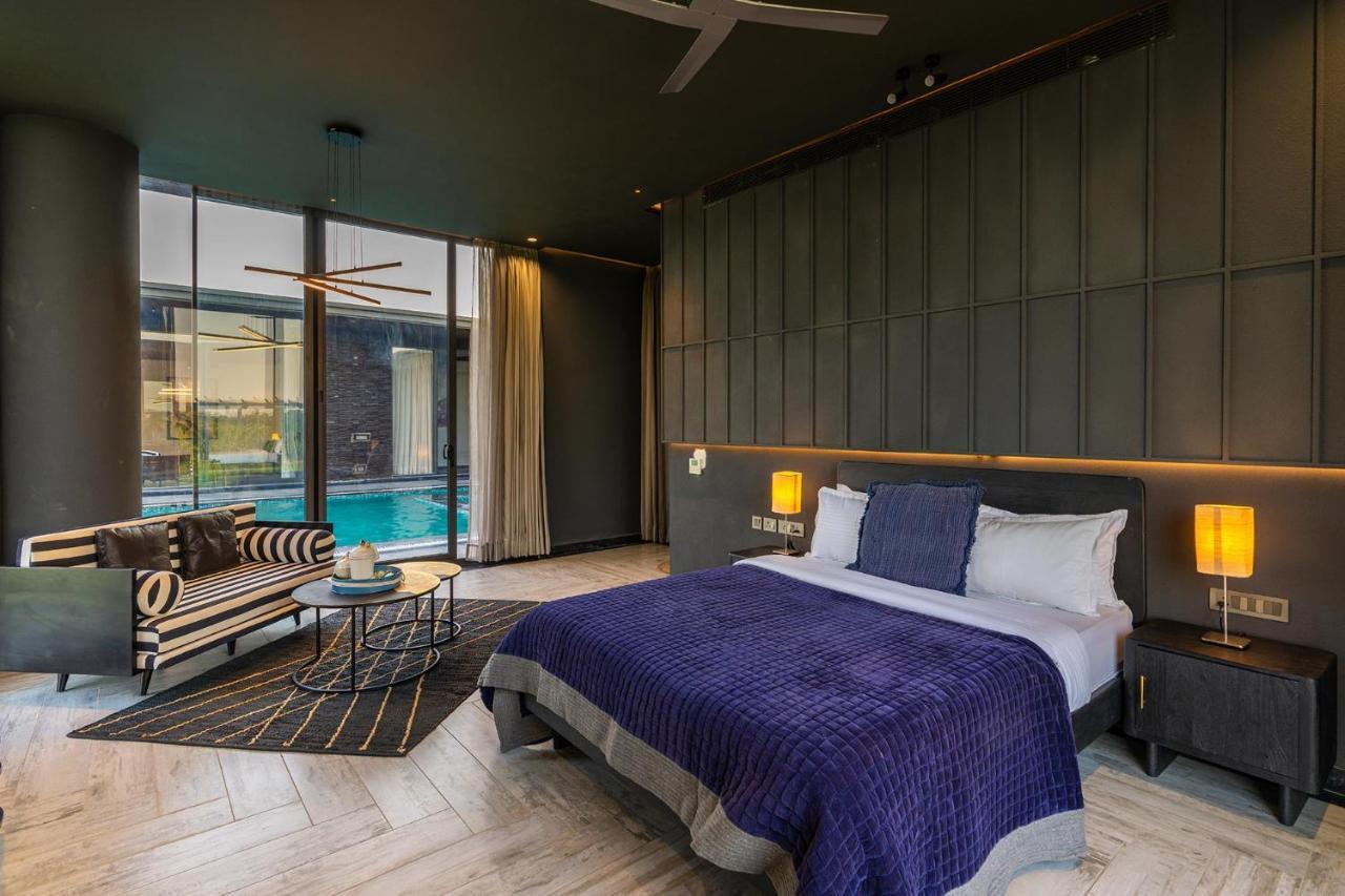 Stayvista'S Anantam - Luxury 4Br Villa With Huge Swimming Pool In Delhi 뉴델리 외부 사진